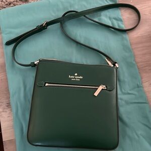Beautiful green Kate spade purse. Great condition!